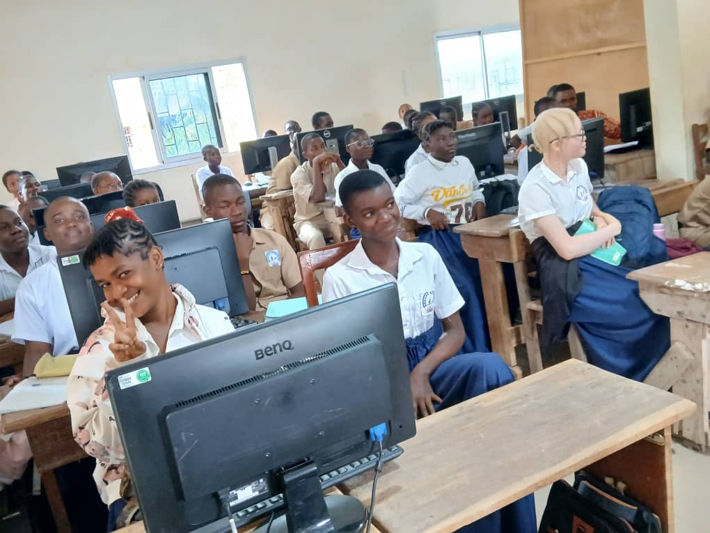 Salle informatique de l'École Sainte Ruth à Yopougon